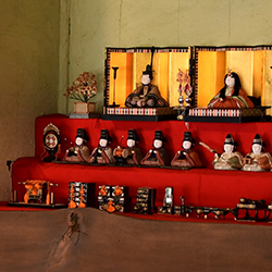 ひな人形の飾られた和室席