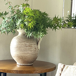 玄関先のテーブルとソファ