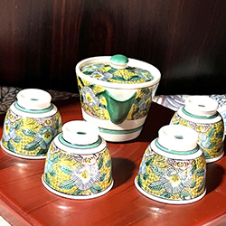 飾り棚の茶器
