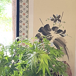 窓際の植物と書の作品